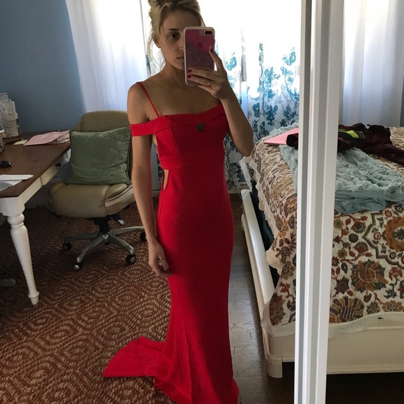 Gorgeous red carpet Red dress - Picture 2 of 3